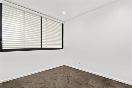 Spacious & Sun-Filled Apartment - Photo 2