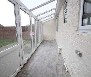 Manor Drive, Featherstone, Pontefract, WF7 - Photo 4