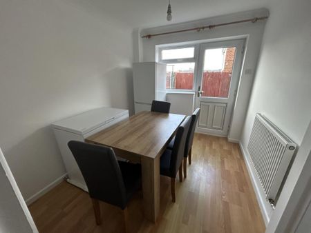 3 bedroom semi-detached house to rent - Photo 5
