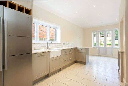 A spacious five bedroom detached family home in sought after location. - Photo 5