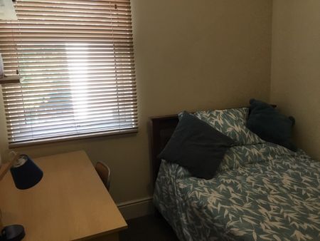 210 TIVERTON ROAD - Photo 4