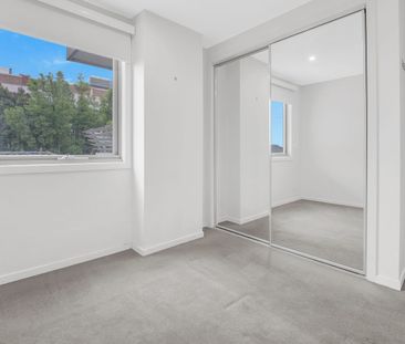 Loads of extras...city views, terrace + separate study... - Photo 5