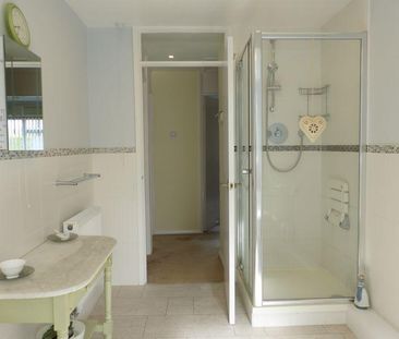 3 bedroom detached bungalow to rent - Photo 5