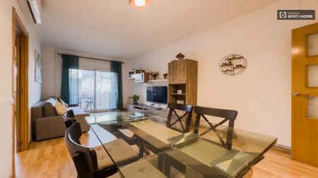 Rooms for rent in 3-bedroom apartment in Sant Andreu - Photo 5