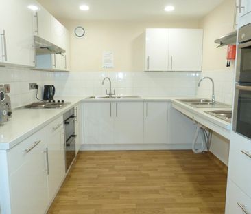 1 bedroom in a house share to rent - Photo 2