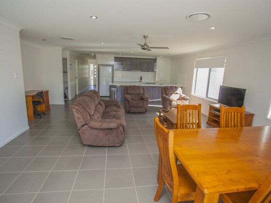 MODERN, FULLY FURNISHED FAMILY HOME - Photo 1