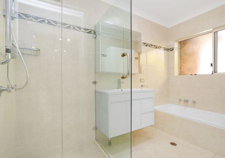 Quiet Top Floor Back, Two-Bedroom Apartment with North-East Aspect - Photo 5
