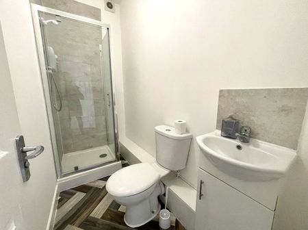 Queens Road, Aldershot, Hampshire, GU11 - Photo 5