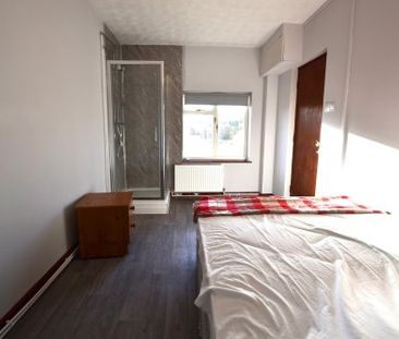 Double En Suite Rooms Available Now - Photo 3