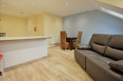 2 bedroom Flat in Woodsley Road, Leeds - Photo 4