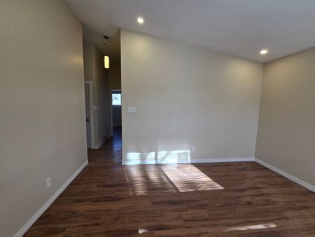 #2 11839 45 Street Northwest - Photo 3