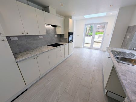 A 3 Bedroom Terraced - Photo 3