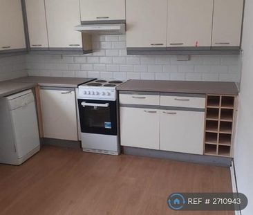 3 bedroom flat to rent - Photo 6