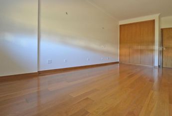 Apartamento T4 em condomínio com piscina e jardim na Beloura