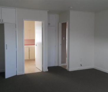 Spacious bedsit - Photo 2
