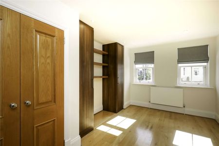 A beautifully presented townhouse moments from the River with garden and parking. - Photo 3