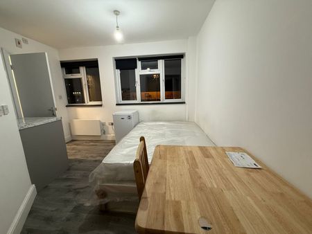 Bedsit, High Road, IG1 - Photo 2