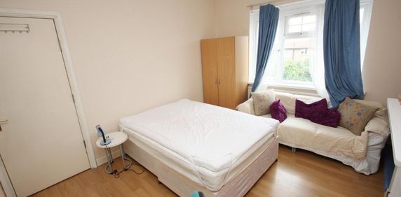 The Approach, East Acton, London, W3 7PS - Photo 2