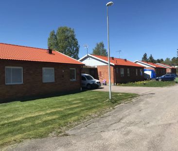 By Kyrkby: Rymlig radhusetta på Åsen - Photo 1