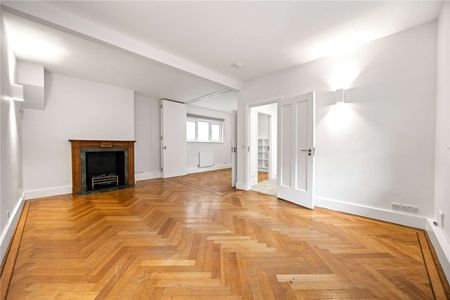 A generously proportioned mews house providing versatile living space. - Photo 4