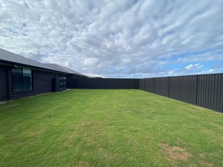 Four bedroom family home - Photo 5