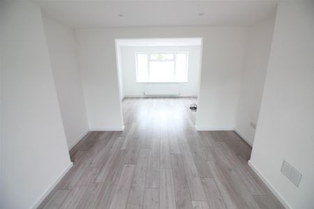 Ashbrook Road, Old Windsor, Windsor - Photo 3