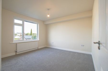 Immaculately refurbished three-bedroom home near Chichester city centre, offering generous space, comfort and a welcoming family feel - Photo 5