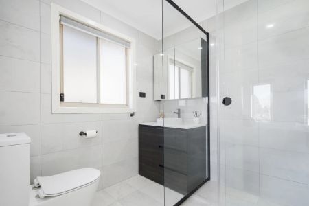 Modern comfort and space in a quiet court location - Photo 2