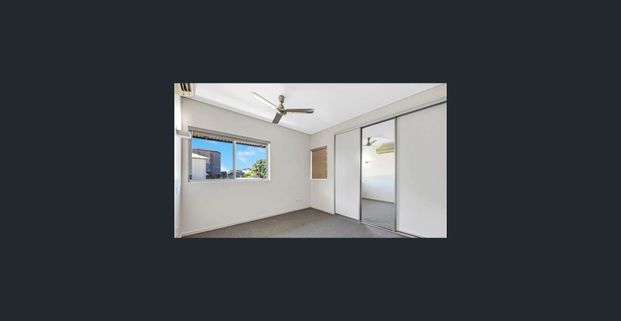 Live in style overlooking the strand - Photo 1