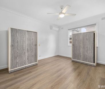 Freshly refurbished three bedroom residence - Photo 4