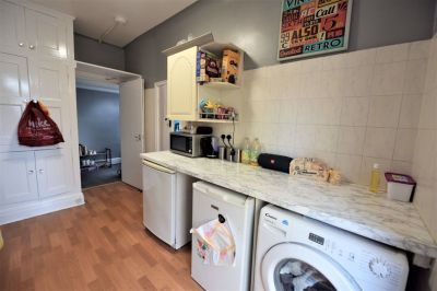 2 bedroom Flat in Sefton Court, Leeds - Photo 3