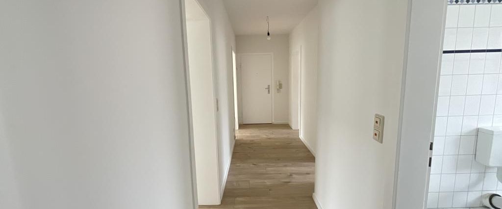 Renovierte 4-Zimmer-Wohnung mit zwei Bädern und Balkon frei! - Foto 1