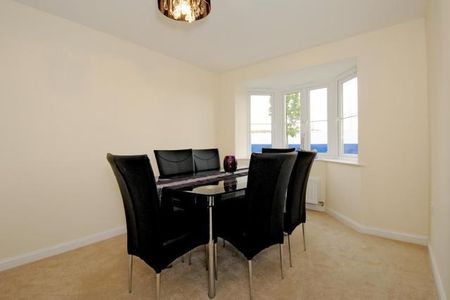 4 bedroom semi-detached house to rent - Photo 2