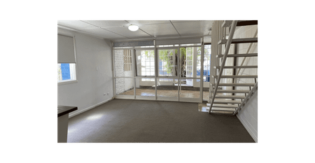 SMACK BANG IN THE MIDDLE OF ALL THE ACTION! - Photo 2