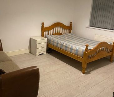 Room in a Shared House, Wilbraham Road, M14 - Photo 2