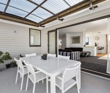 Great views, warm, 4 bdrm modern home in Sunnynook - Photo 2