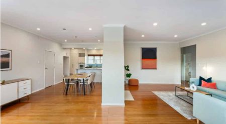 Character & Charm in Double Grammar Zone – Rent reduction - Photo 3