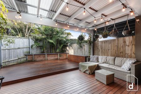 Inviting Entertainer + Walk-to-the-village Convenience - Photo 2