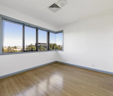 Top Floor Penthouse-Style Apartment in a Prime Location - Photo 5