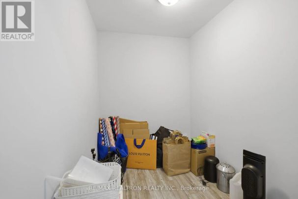 3 RADWELL CRESCENT - Photo 1