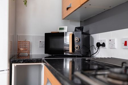 2 Bed Flat, Bursledon Road, SO19 - Photo 5