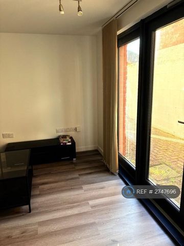 1 bedroom flat to rent - Photo 2