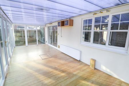 6 bedroom detached house to rent - Photo 2