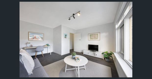 Sun-Filled Retreat – Lifestyle, Location & Beach! - Photo 1