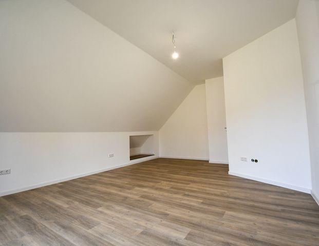 Lichtdurchflutete Maisonettewohnung mit Terrasse, hochwertiger Einbauküche und E-Ladestation - Photo 1