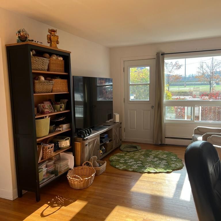 Grand 4½ mi-meublé, chauffé et à deux pas de l'Uni à louer - Photo 1