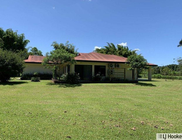 SPACIOUS FOUR BEDROOM HOUSE - Photo 1