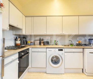 Stunning two double bedroom flat in prime location backing on to Re... - Photo 6