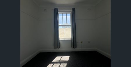 Flat above shop - Photo 3