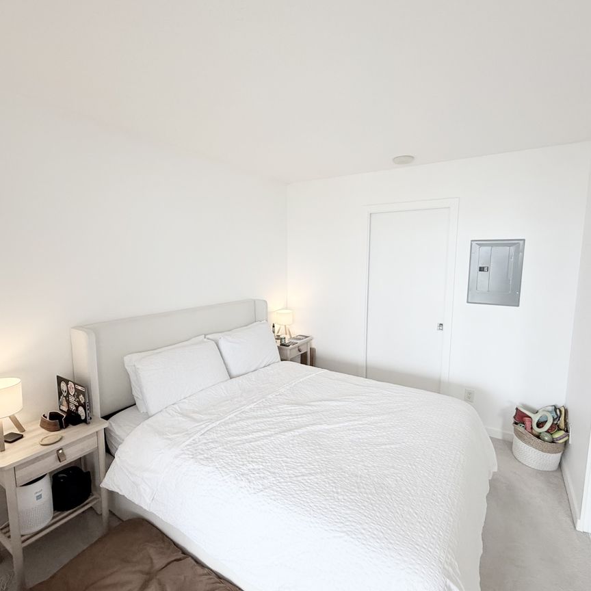 Park Place 1. Immaculate One Bedroom with Panoramic City and Mountain Views - Photo 1